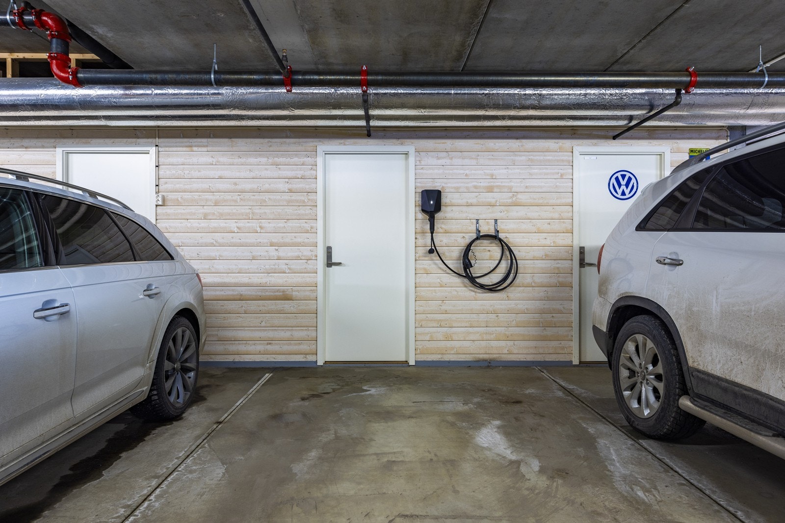 Til leiligheten medfølger en garasjeplass i felles oppvarmet garasjekjeller. Her er det installert elbillader, i tillegg til at det er en praktisk sportsbod i bakkant med gode lagringsmuligheter. Galleribilde