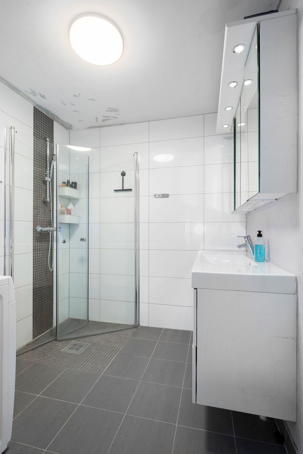 Badet har lyse og lekre fliser på veggene, og store fliser i lun farge på gulvet. Det er gulvvarme på badet. Galleribilde