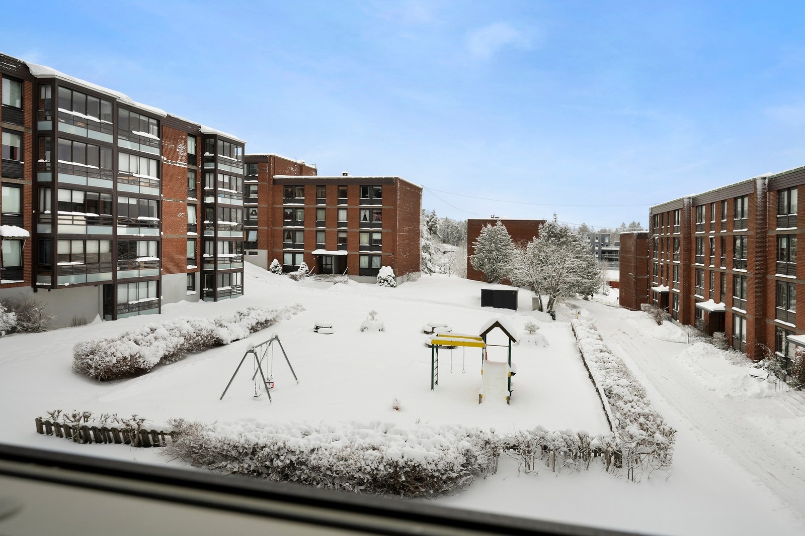 Det er store, åpne arealer mellom bygningene. Galleribilde