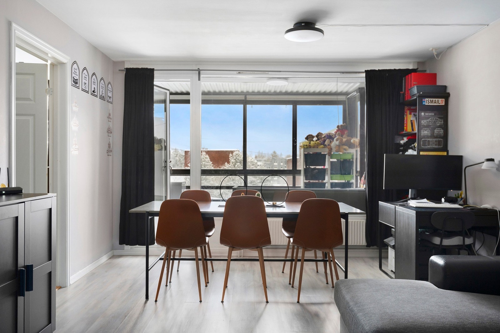 Det er plass til et romslig spisebord i stuen. Galleribilde