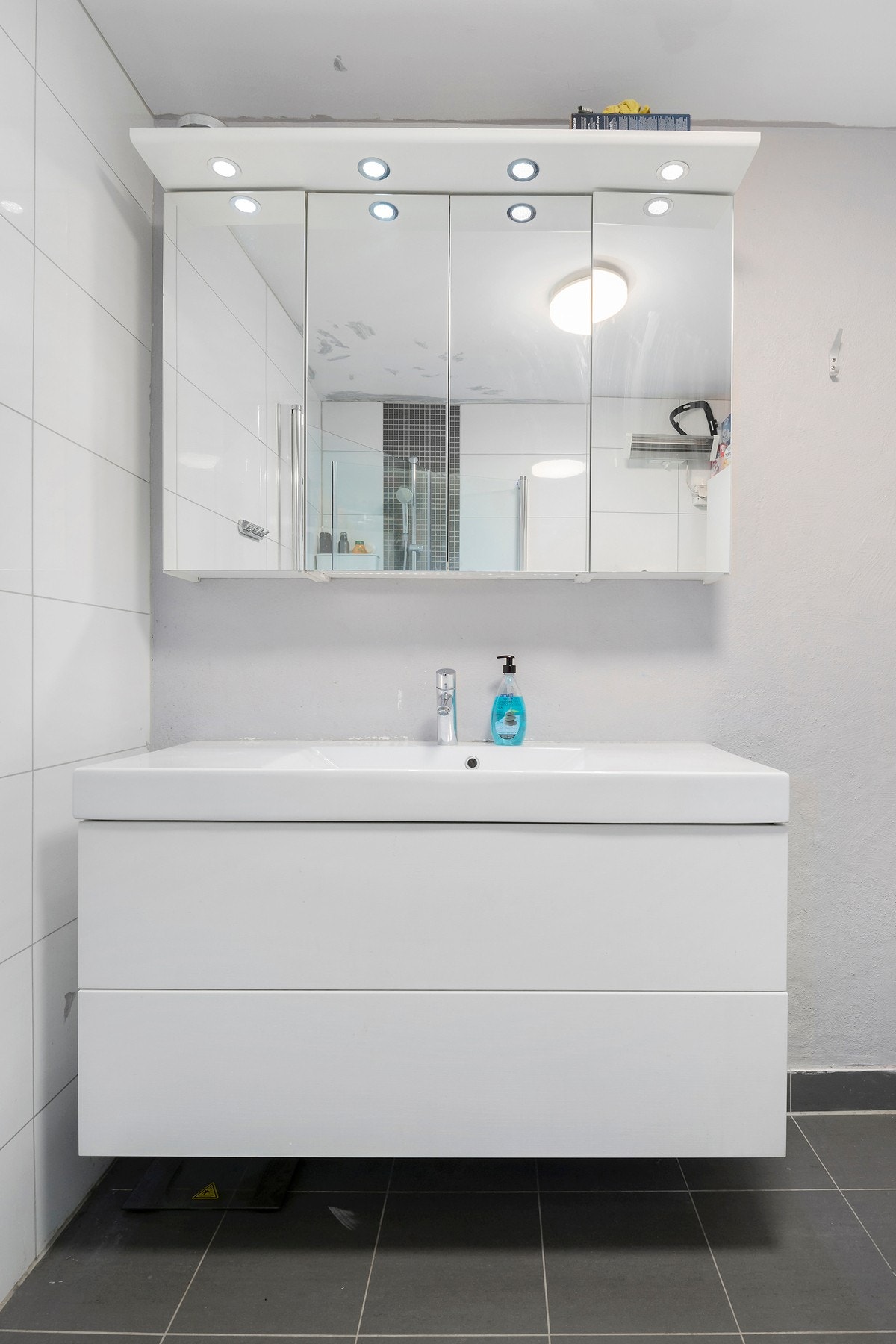 Badet har en praktisk størrelse, med plass til alt man trenger for en praktisk enkel hverdag. Galleribilde