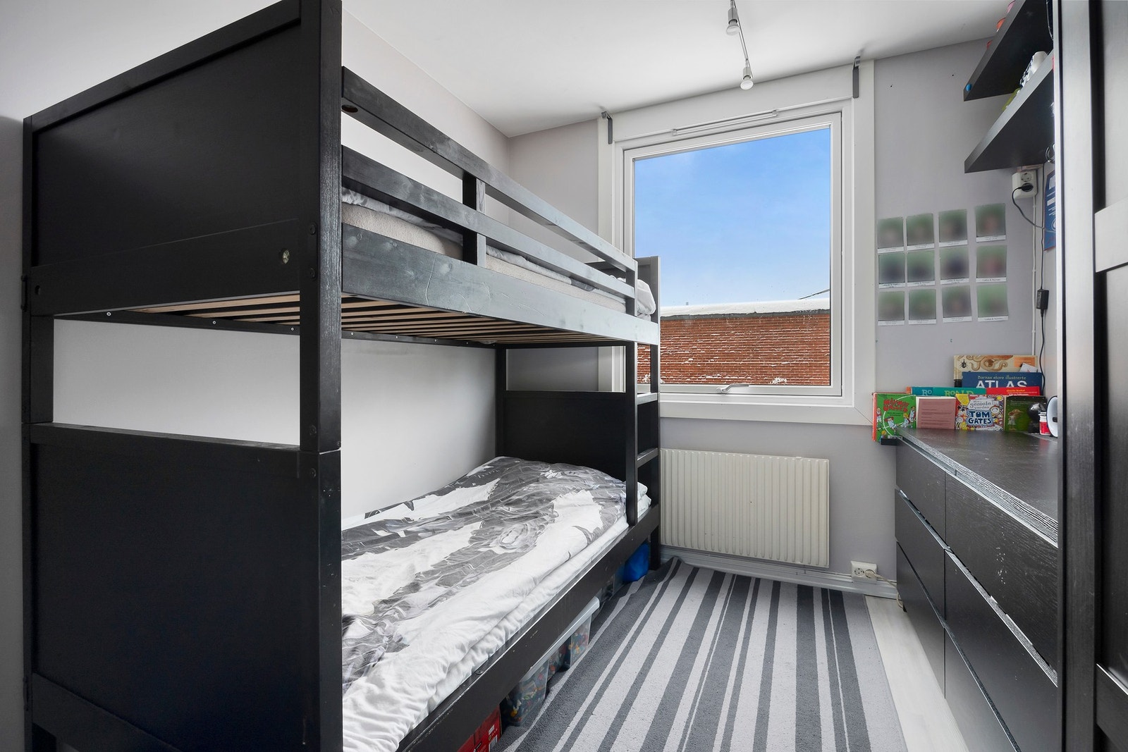 Soverommene er av god størrelse, med plass til seng og ulikt soveromsmøblement. Galleribilde