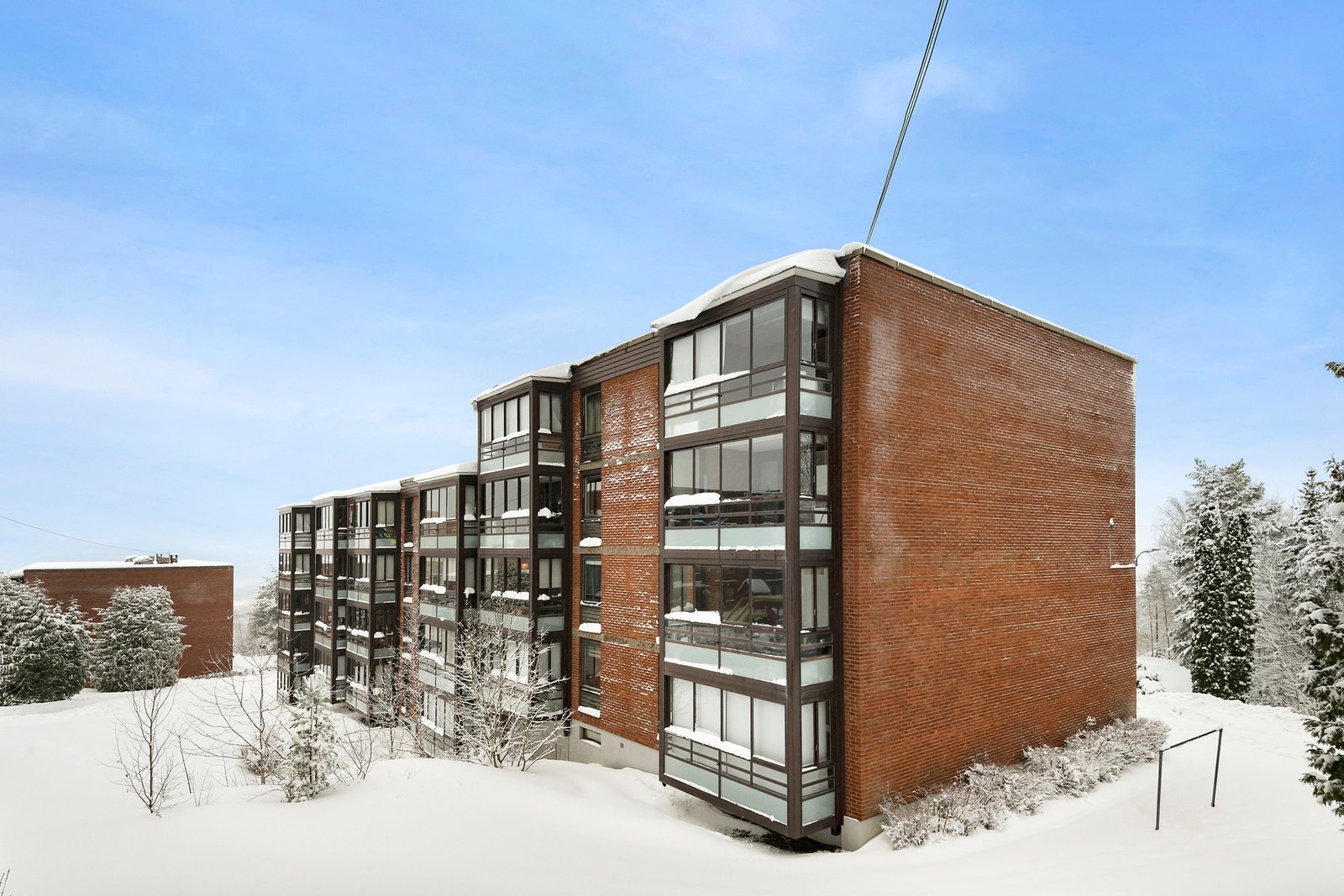 Leiligheten ligger luftig til i bygningens fjerde etasje. Det er heis i bygningen. Galleribilde