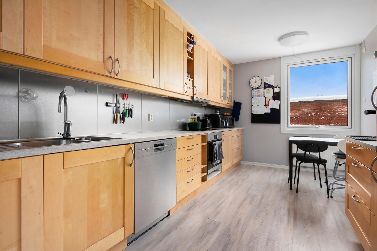 Kjøkkenet har innredning fra HTH, integrert koketopp, stekeovn og kjøl-/ frys. Det er opplegg for oppvaskmaskin. Galleribilde