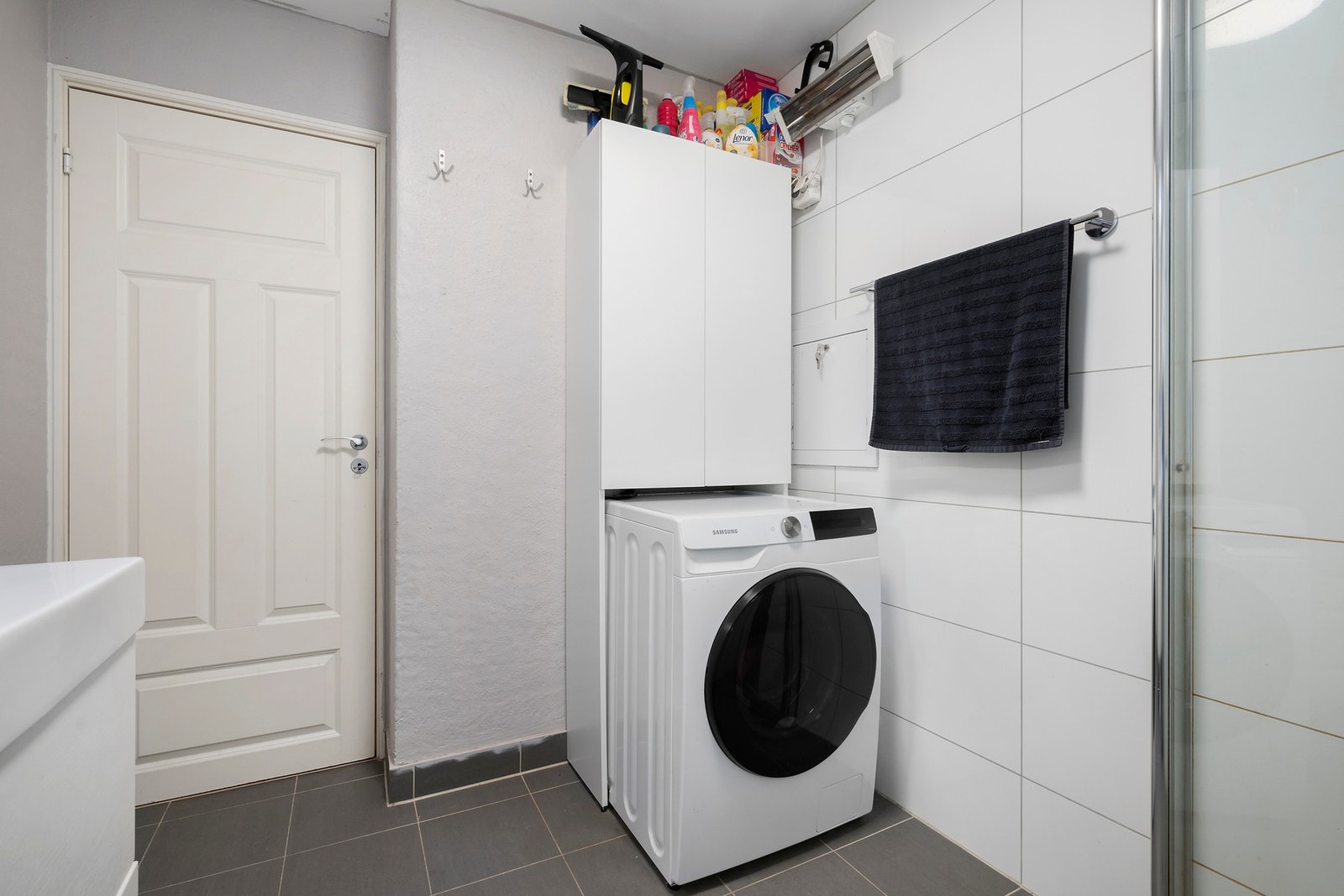 Det er opplegg for vaskemaskin på badet. Galleribilde