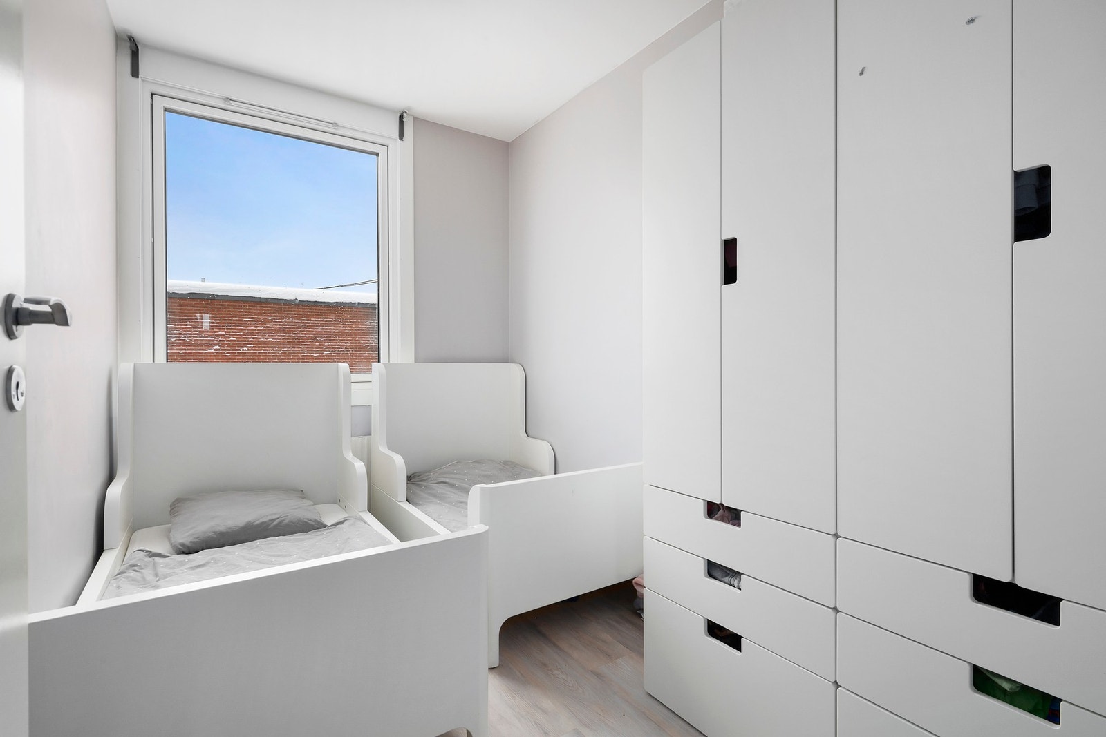 Det er plass til oppbevaringsløsninger i soverommene. Galleribilde