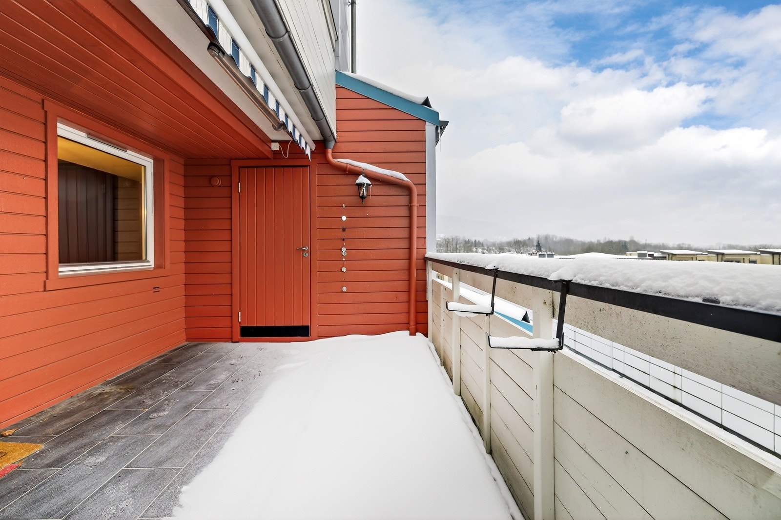 Her får du god plass til møblering. Det er gode solforhold og flott utsikt. Galleribilde