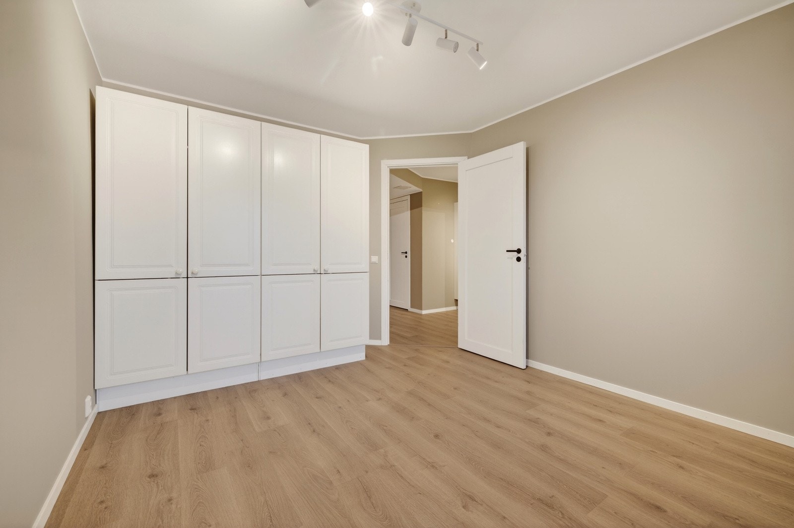 Det er montert skap langs veggen. Galleribilde