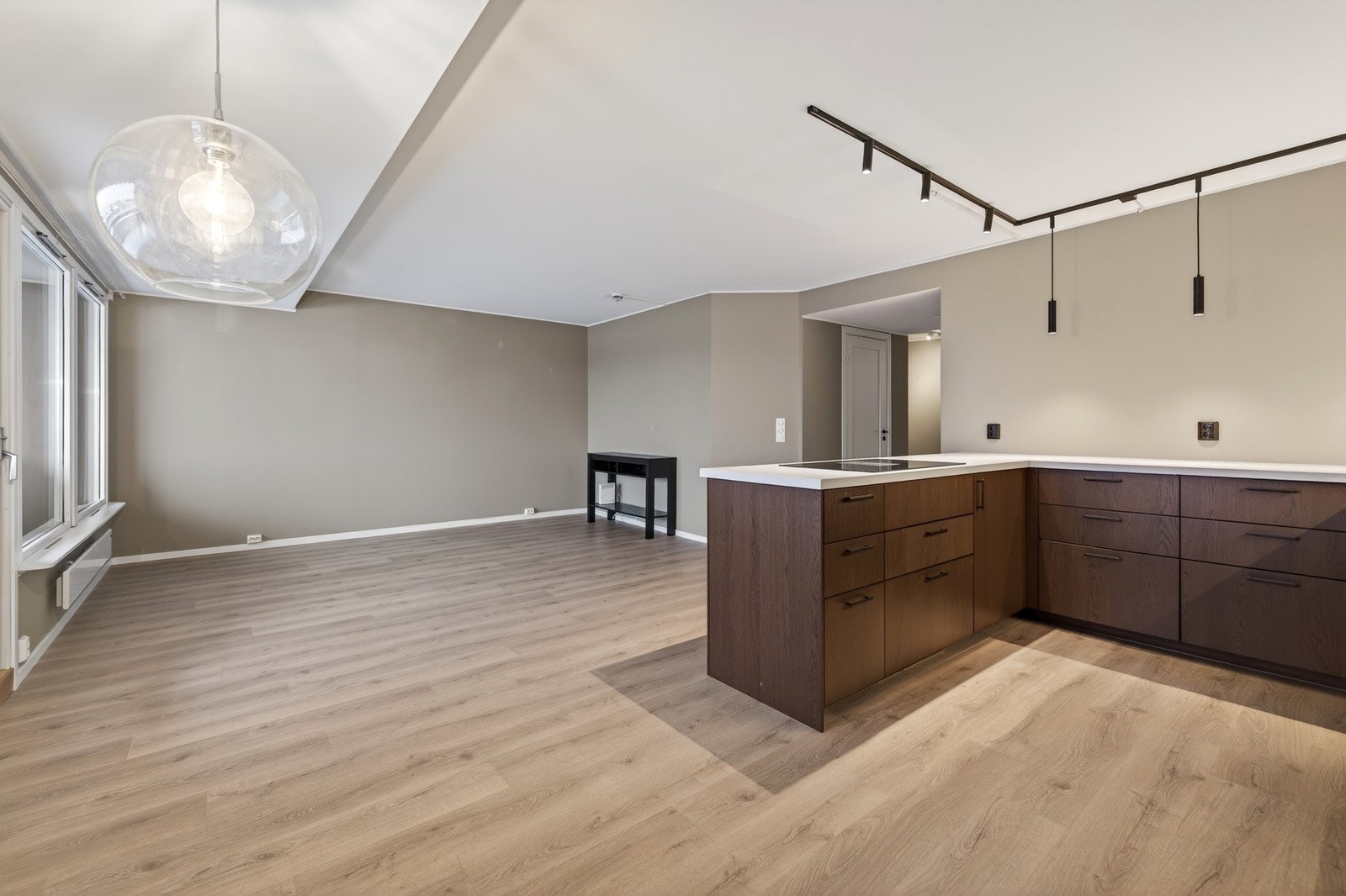 Hele rommet har laminatgulv og slette overflater. Galleribilde