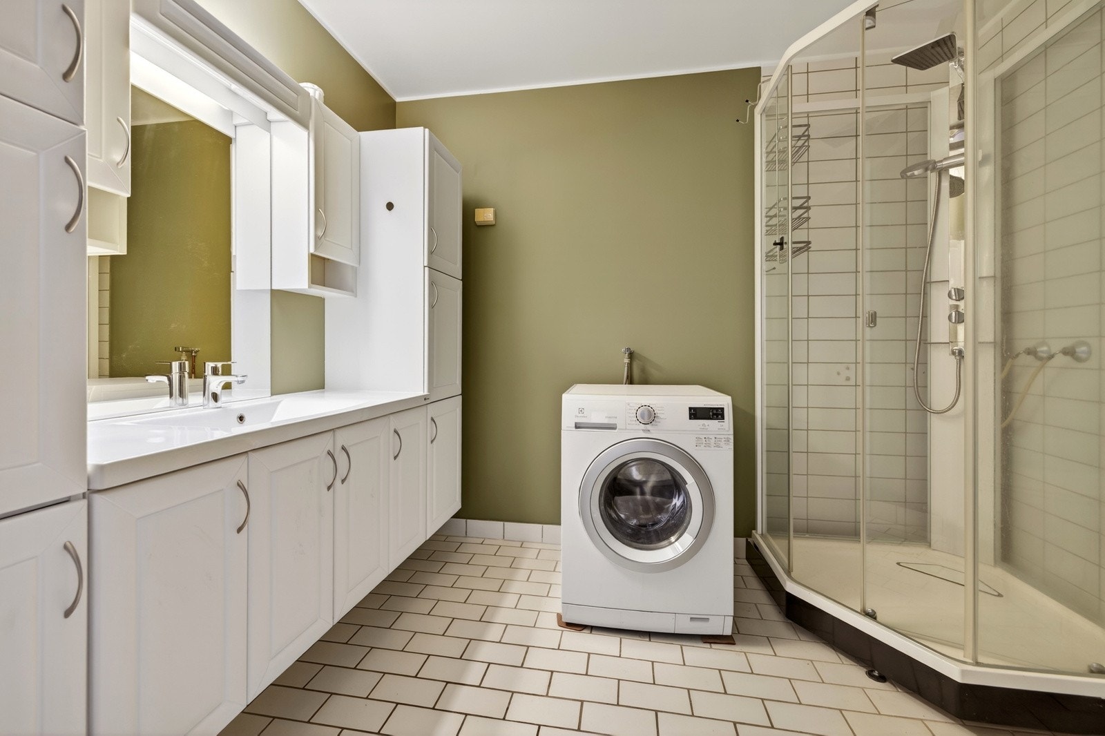 Badet har flislagt gulv, flislagt og malte vegger, og varmekabler i gulvet. Galleribilde