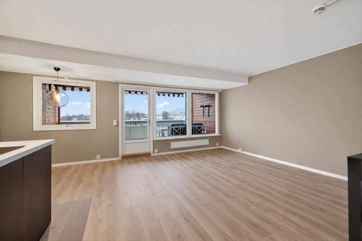 Det er mye lysinnslipp fra store vinduer, samt utgang til balkongen. Galleribilde