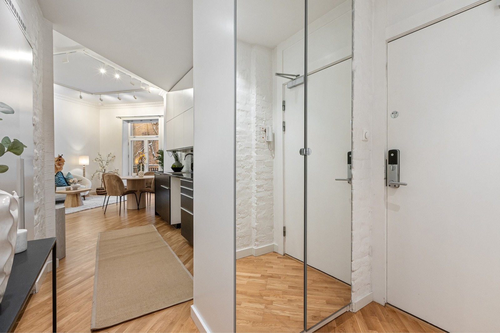 Romslig entré med garderobeløsning. Galleribilde