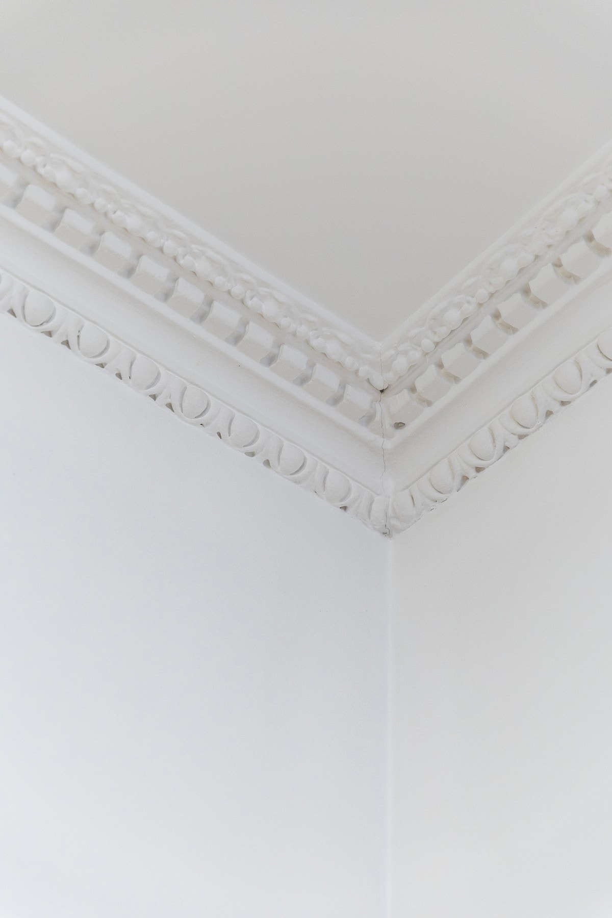 Klassiske detaljer som stukkatur i taket er beholdt. Galleribilde