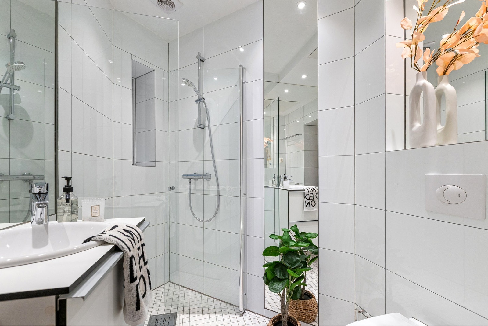 Bad fra 2013 er flislagt med gulvvarme. Vegghengt toalett og dusjhjørne med svingbar glassdør. Galleribilde