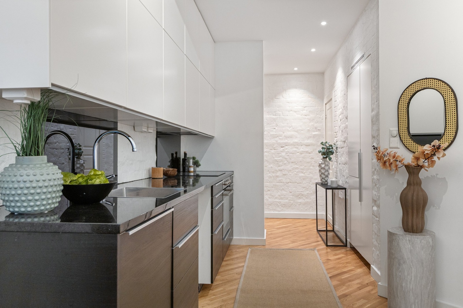 Kjøkkenventilator med mekanisk avtrekk. Lekkasjestoppere plassert under oppvaskkum. Galleribilde