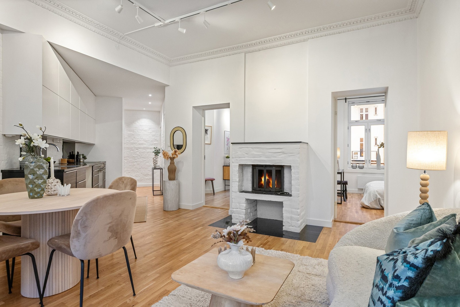 Plass til hyggelig sittegruppe foran peis. Galleribilde