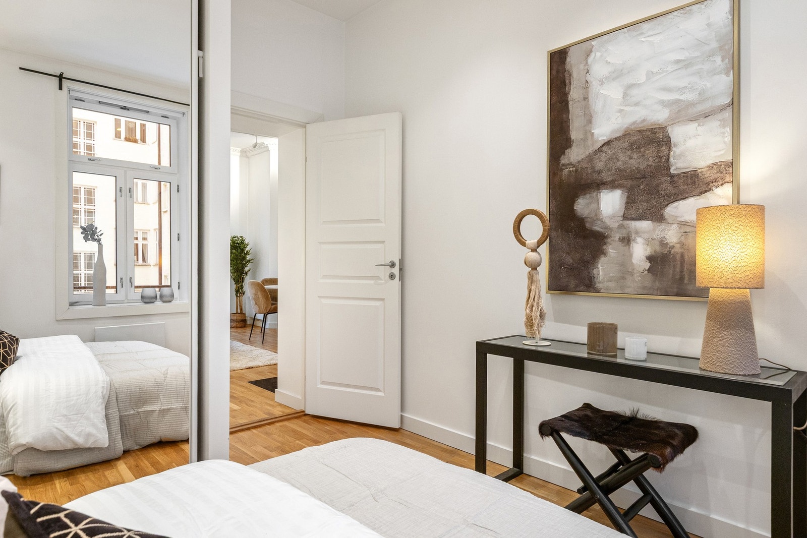 Hovedsoverommet er av god størrelse med plass til dobbeltseng og øvrig møblement. Galleribilde