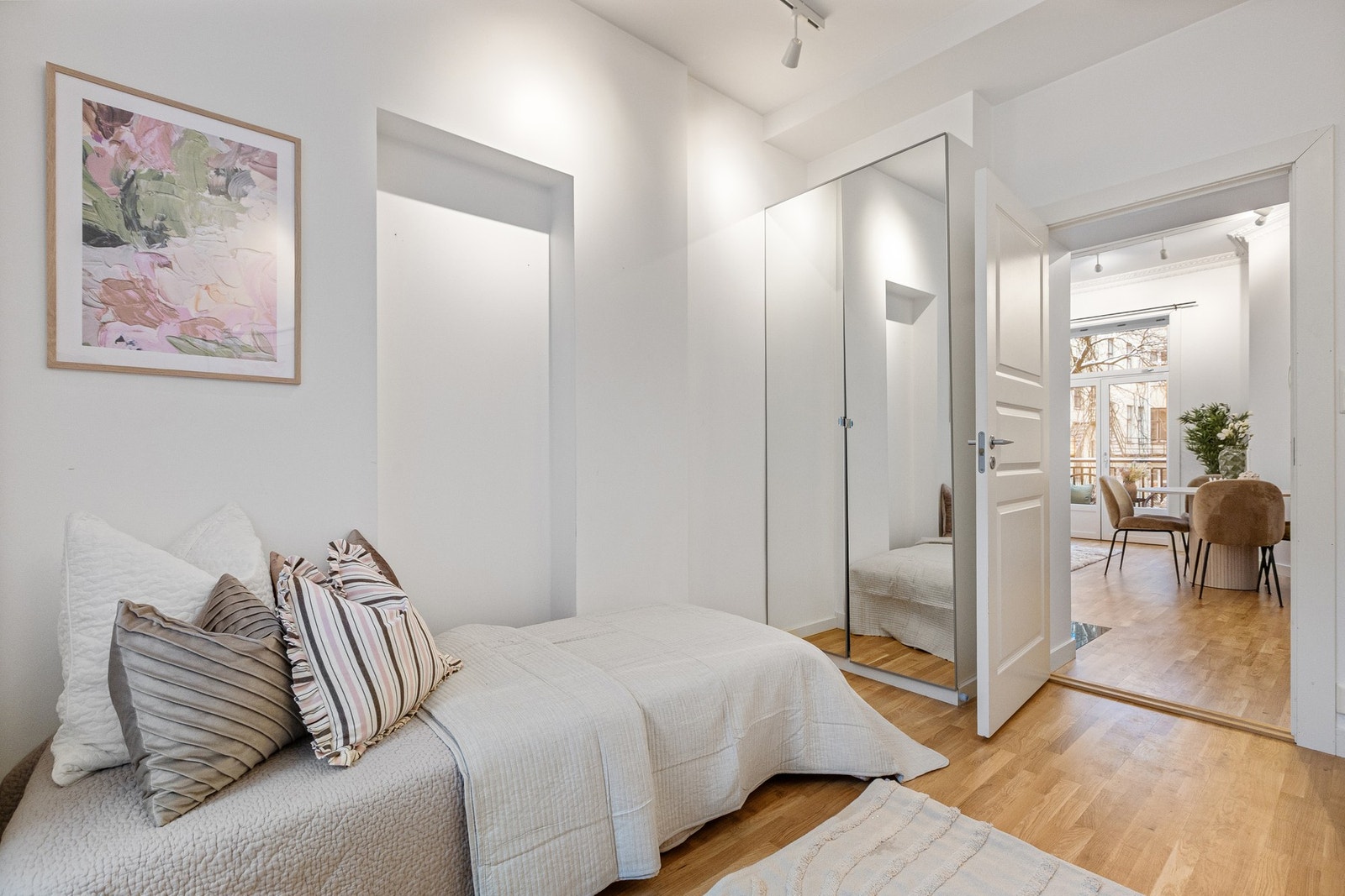 Garderobeskap med god plass til klesoppbevaring. Galleribilde