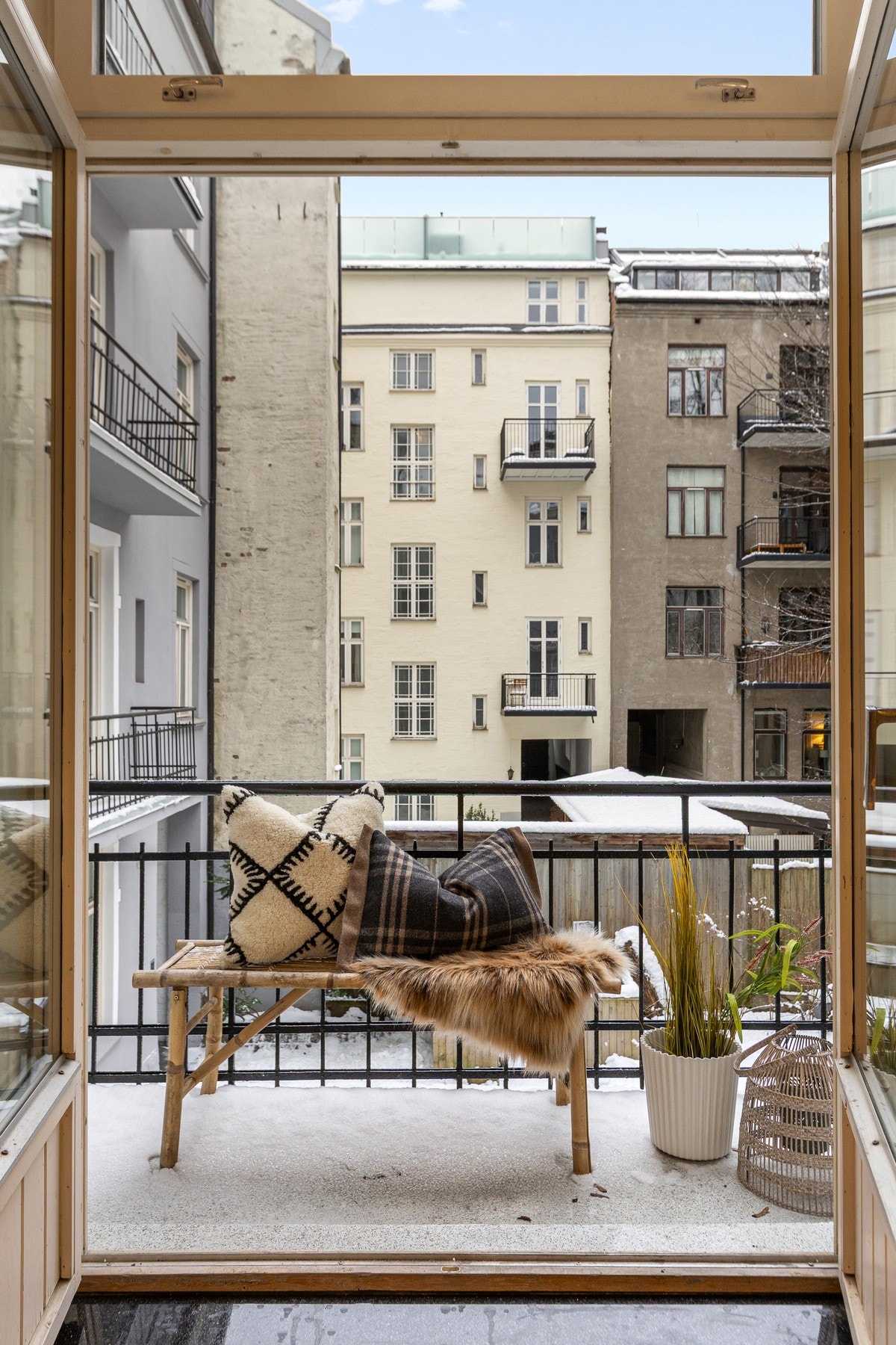 Utgang til brannbalkong og heis fra soverom 2 (møblering av brannbalkong ikke lov, kun for styling). Galleribilde