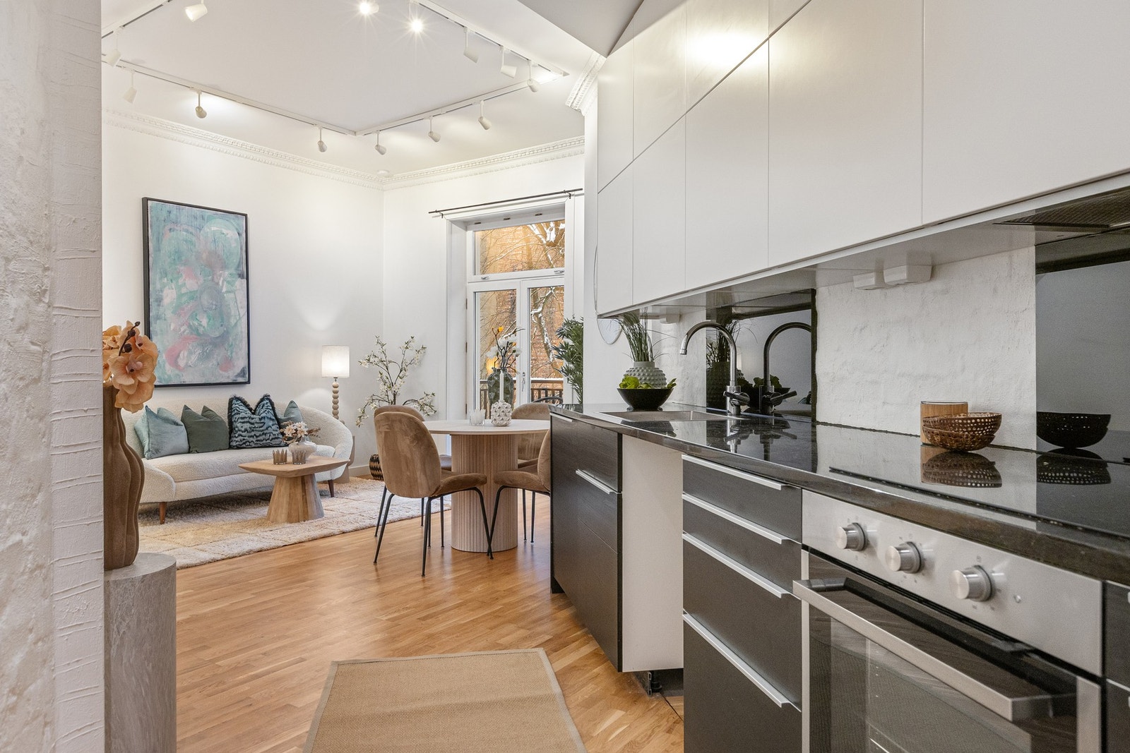 Overbelysning og stikkontakter under overskap. Integrerte hvitevarer. Galleribilde