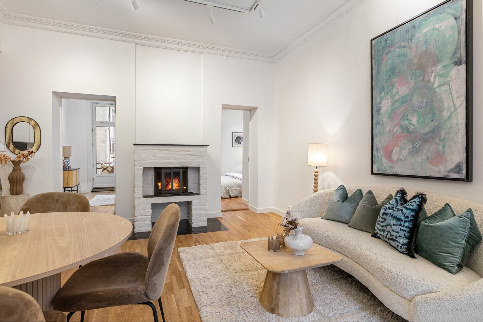 Lys stue med god plass til sofagruppe med tilhørende møblement. Galleribilde