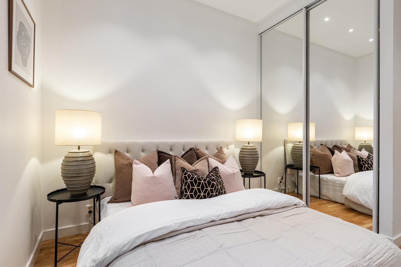 Skyvedørsgarderobe med god plass til klesoppbevaring. Galleribilde