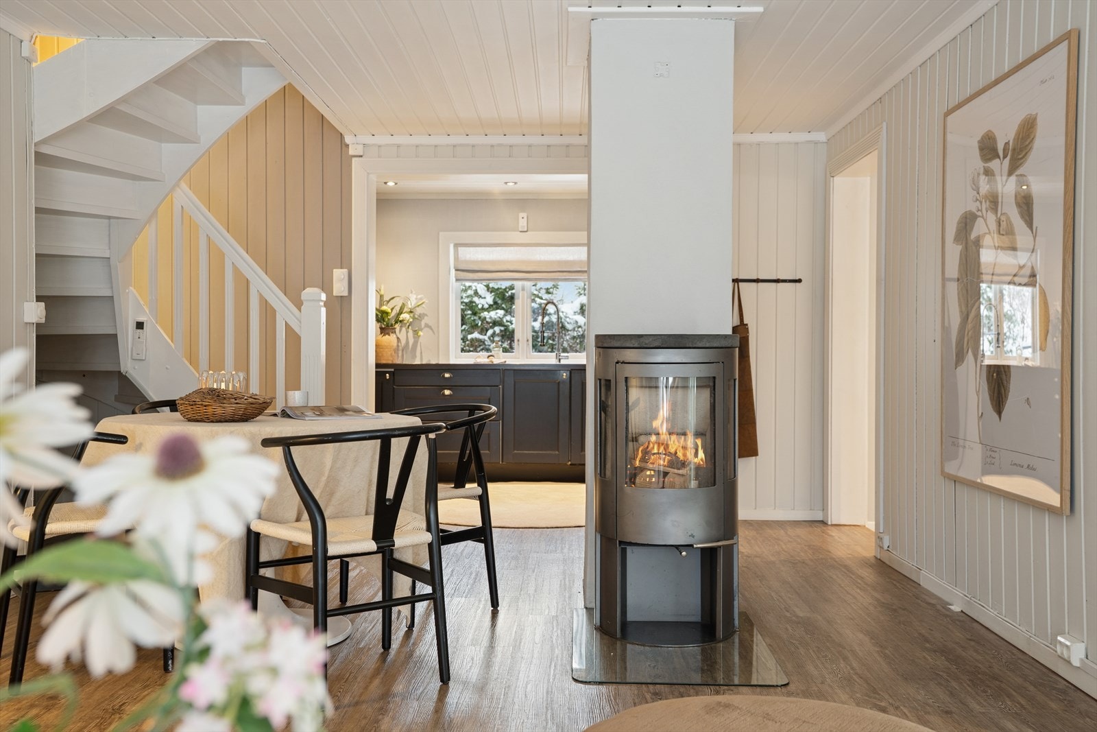 Frittstående peis som bringer lun og god varme rundt i boligen Galleribilde