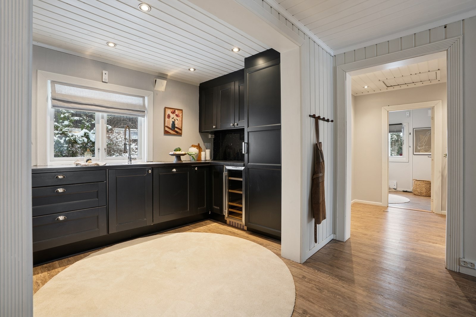 Lekkert kjøkken med integrerte hvitevarer Galleribilde