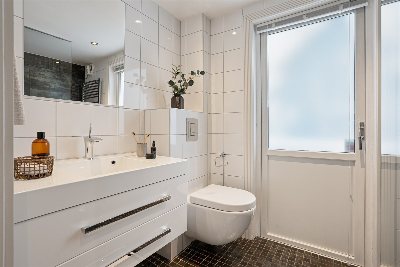 Bad i 1.etasje med utgang til veranda med morgensol Galleribilde