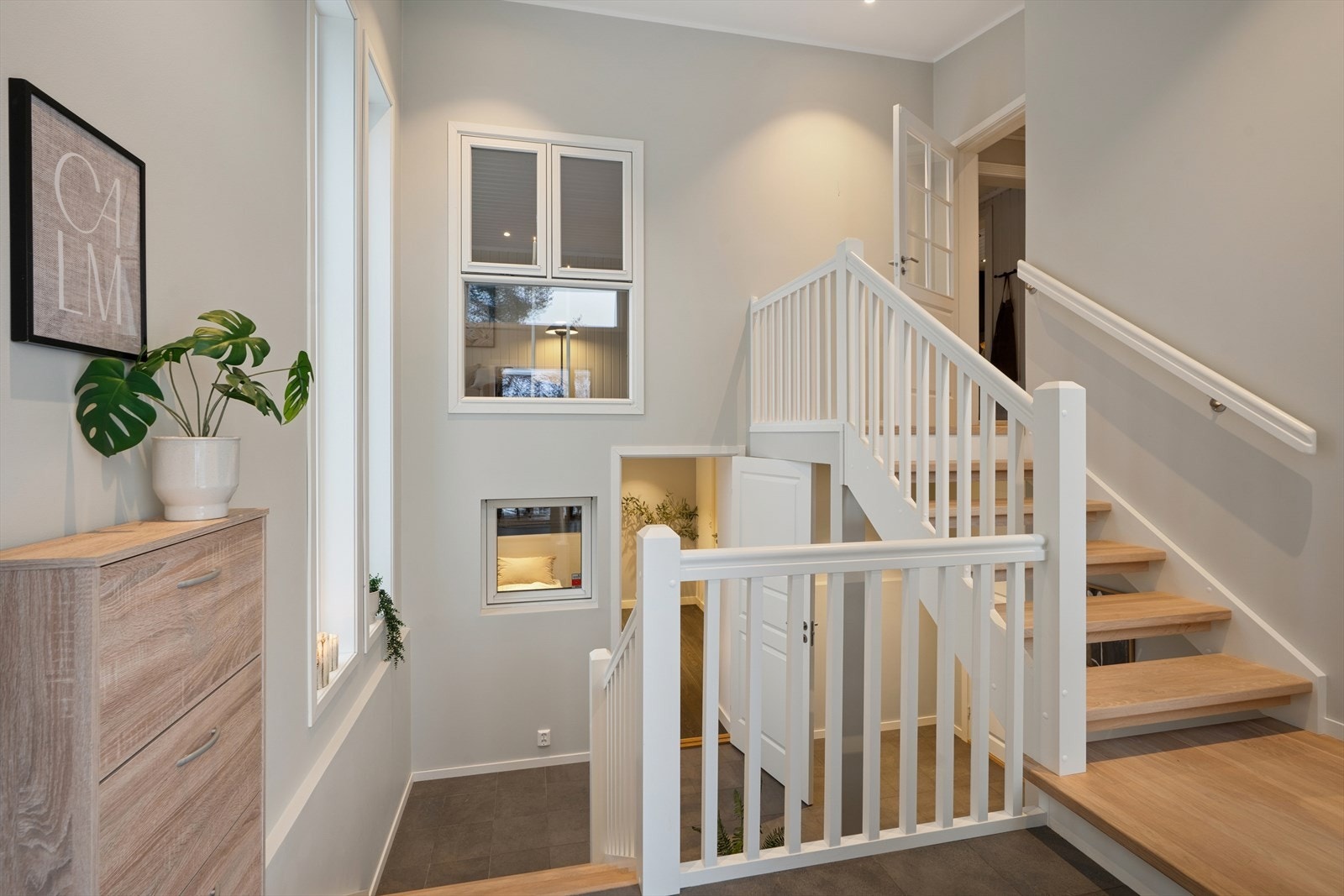 Fantastisk hall med god takhøyde og masse lys! Galleribilde