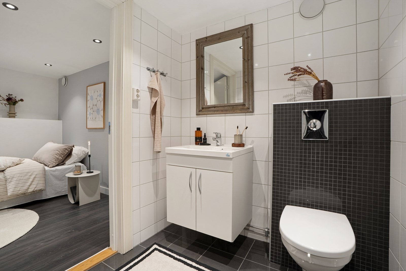 Flott og praktisk med vegghengt toalett Galleribilde