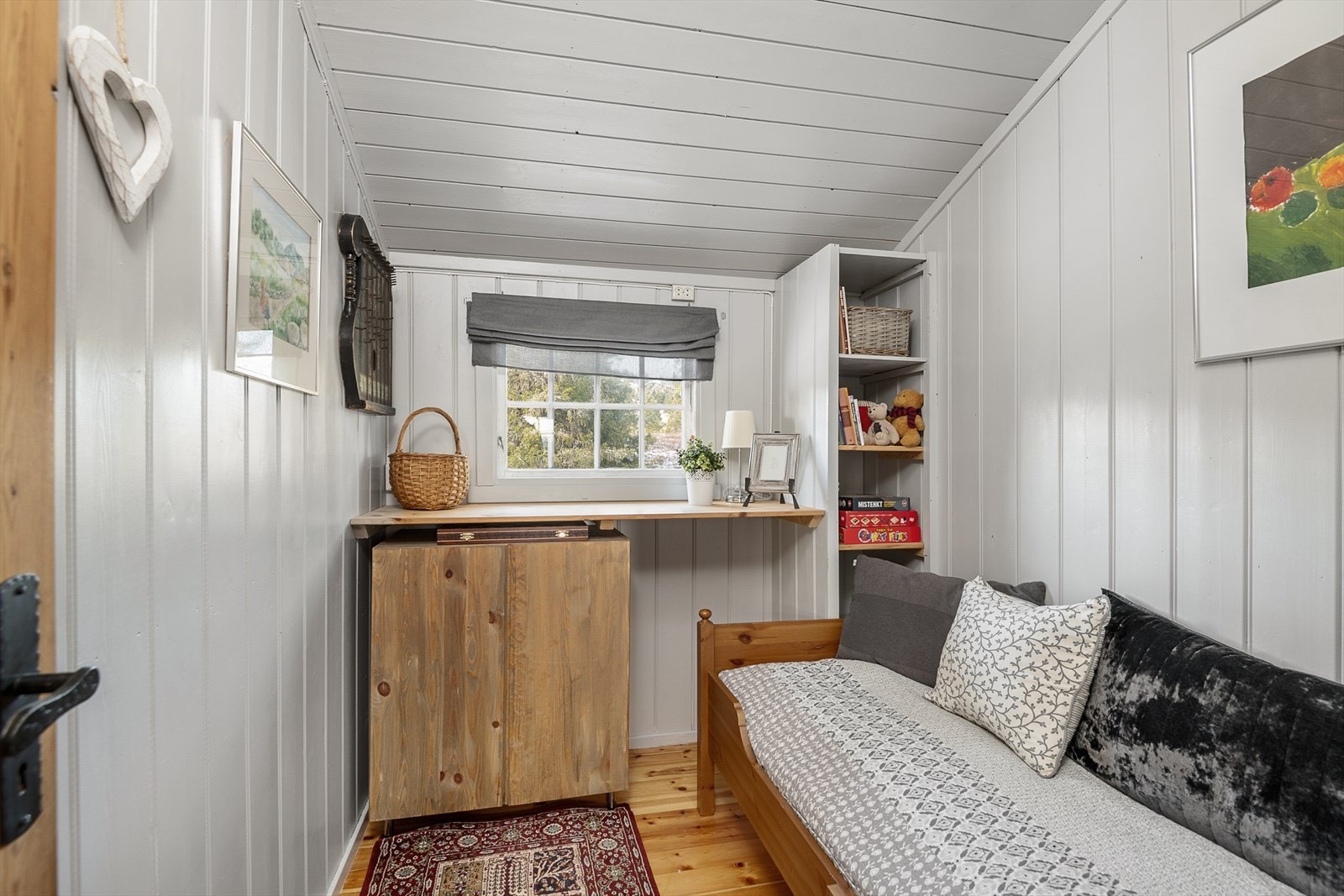 Soverom 4 er malt i lyse farger. Innredet med enkeltseng. Galleribilde