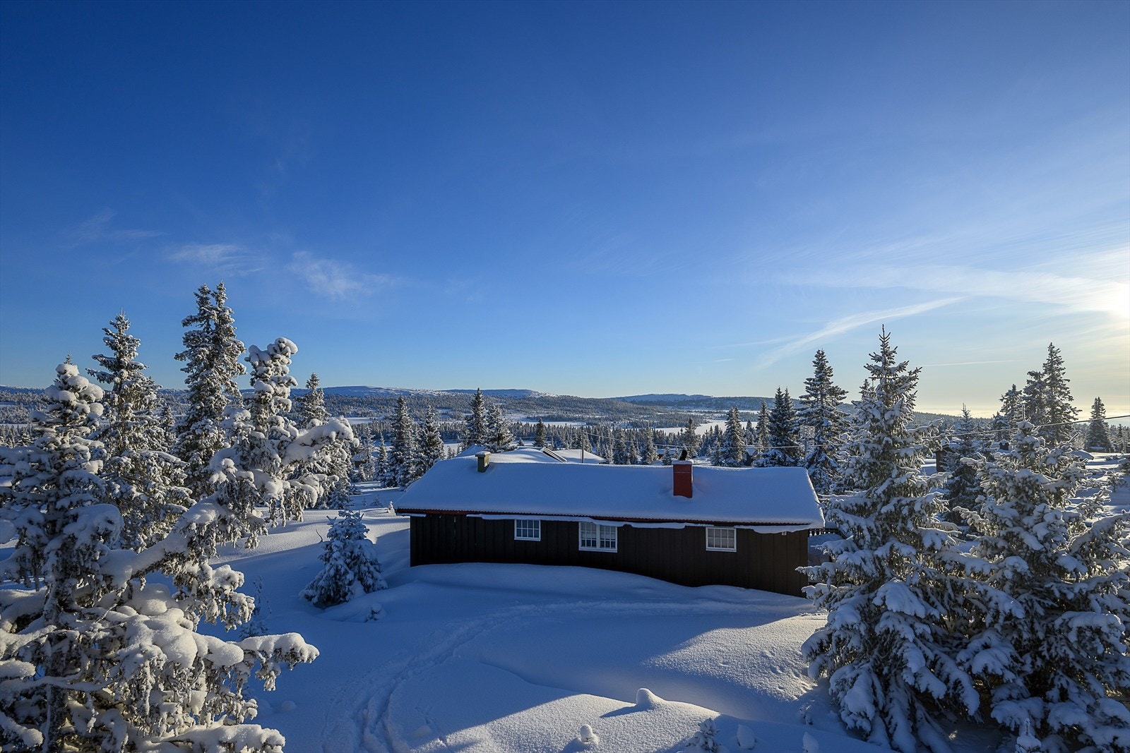 Koselig hytte med sentral og attraktiv beliggenhet, rett ved skistadion på Sjusjøen. Med andre ord, perfekt utgang i skiløypa! Galleribilde