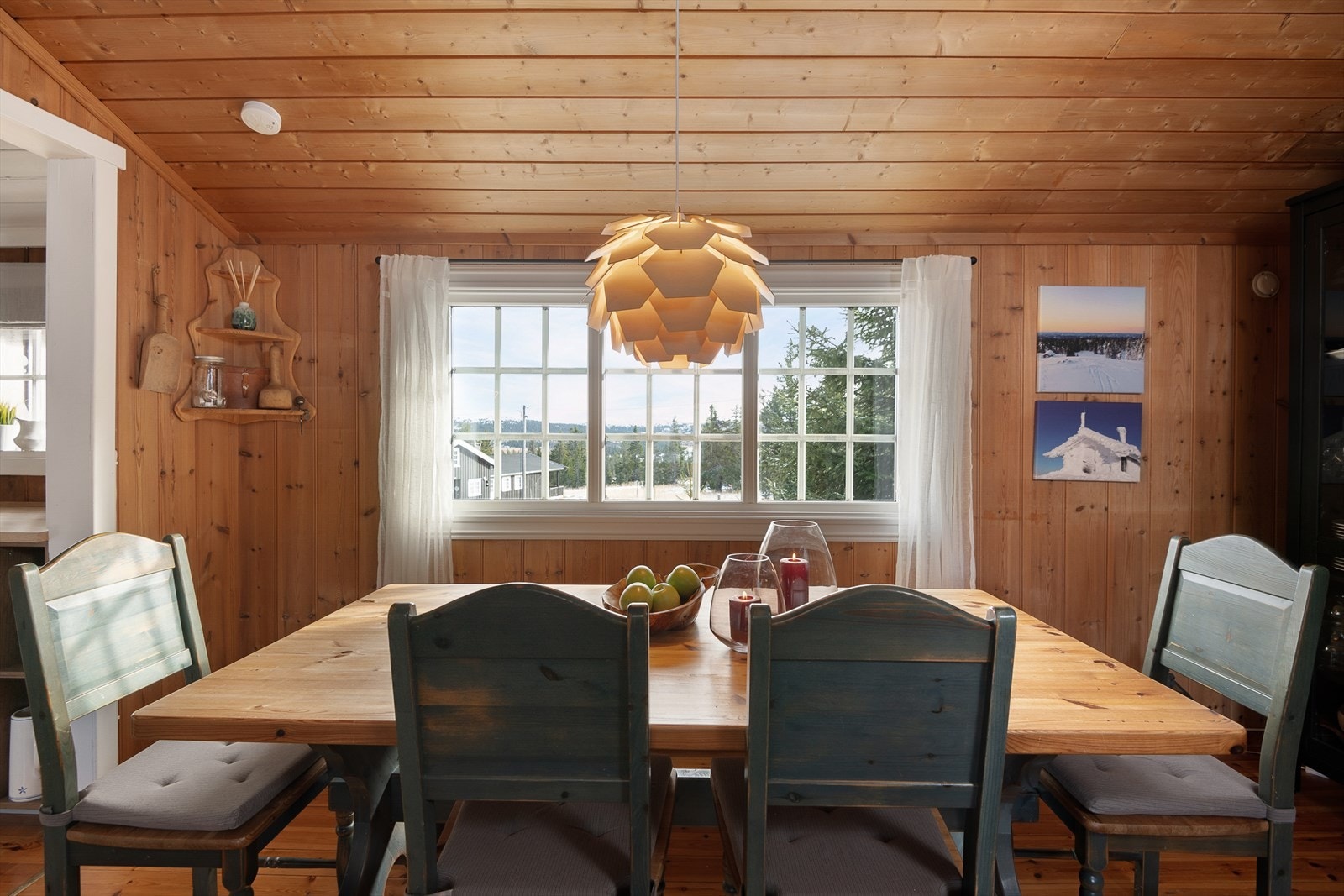 Lyst og trivelige ved spisebordet. Fint naturlig lys kommer inn i oppholdsrommet gjennom vinduene. Galleribilde