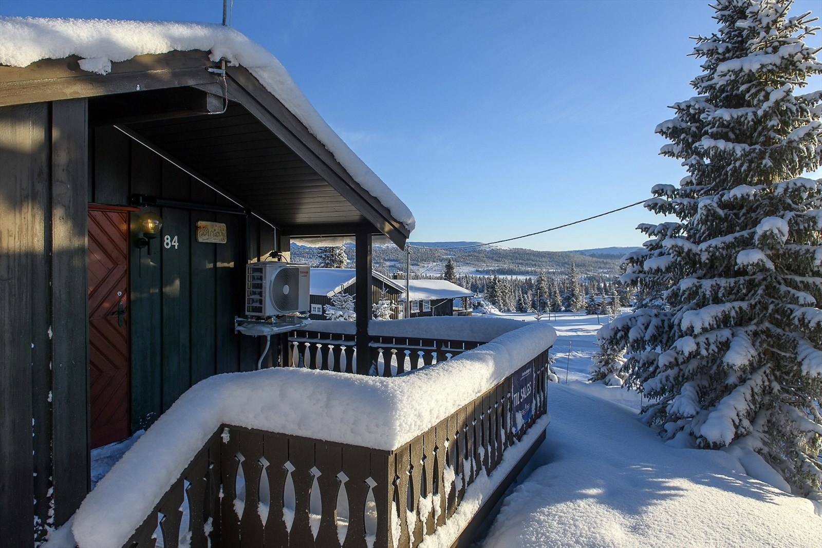 Det er et lite overbygg over inngangspartiet. Galleribilde