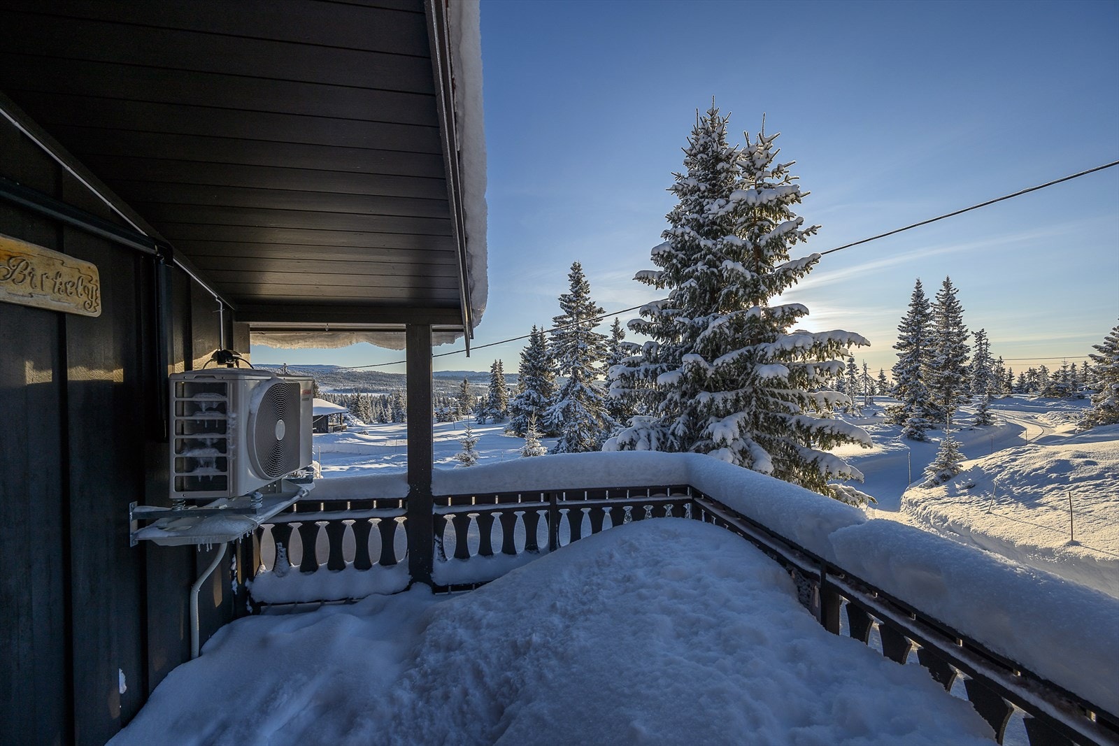Åpen terrasse utenfor hytta. Et sted å slappe av i sola etter en dag på tur. Galleribilde