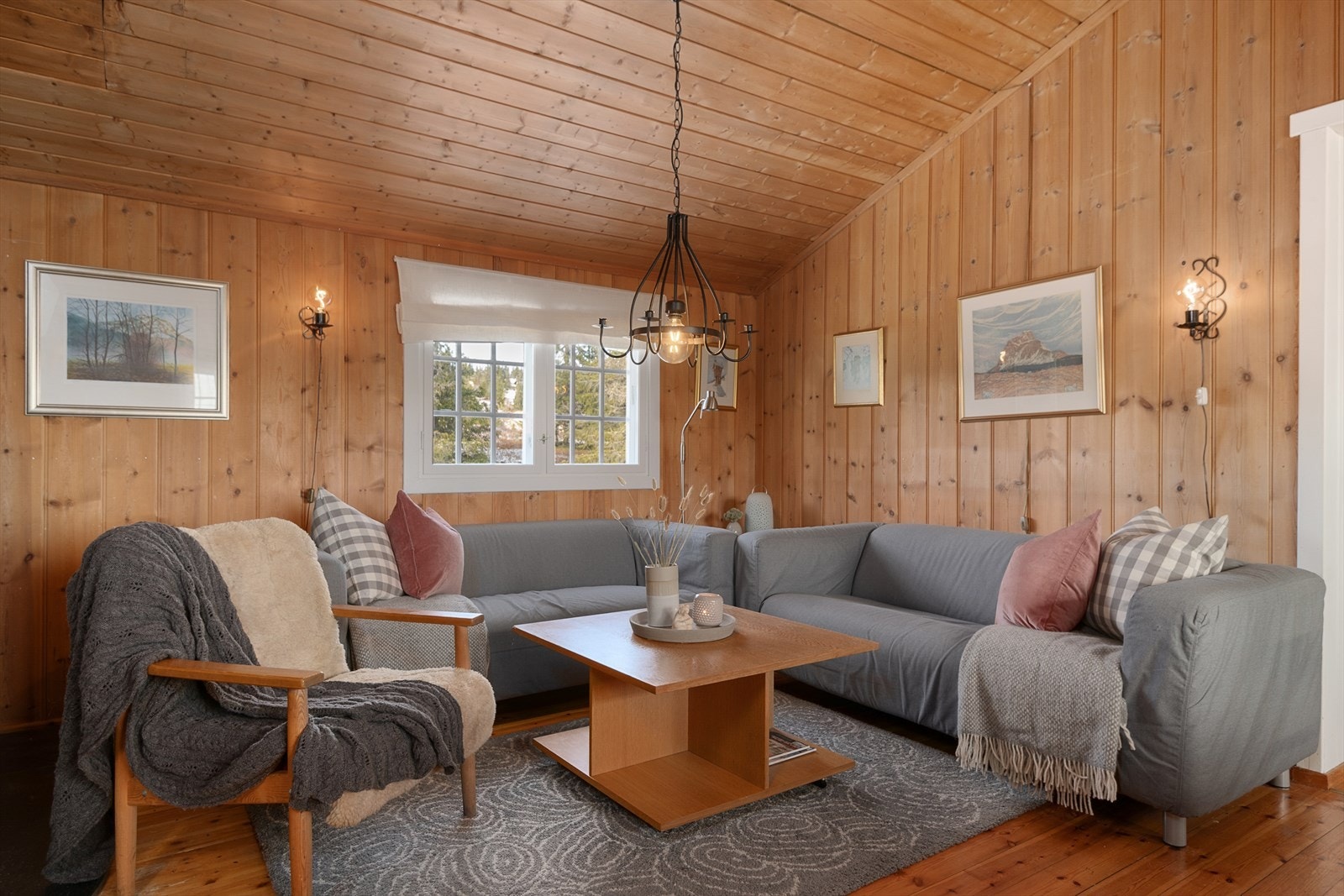 Koselig i sofakroken i stua. Dette er en hyggelig familiehytte i tradisjonell stil. Galleribilde