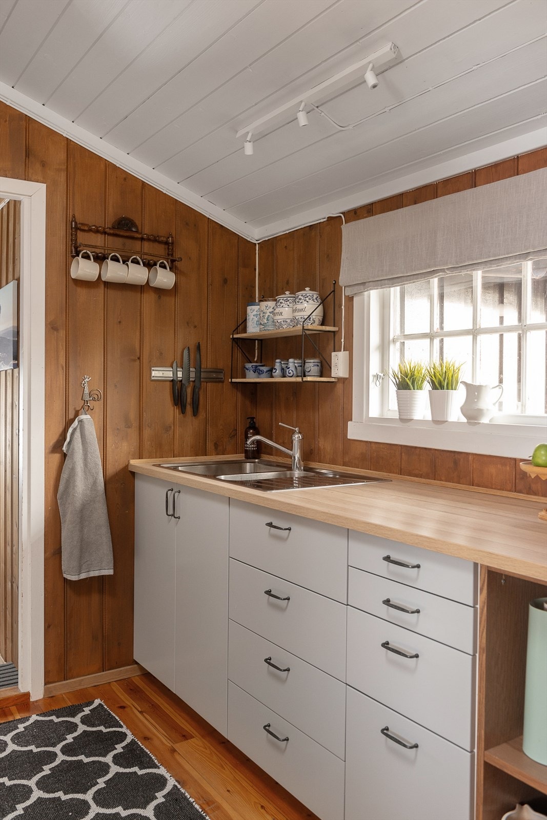 Det er oppvaskkum i kjøkkeninnredningen. Hytta har innlagt offentlig vann og avløp. Galleribilde