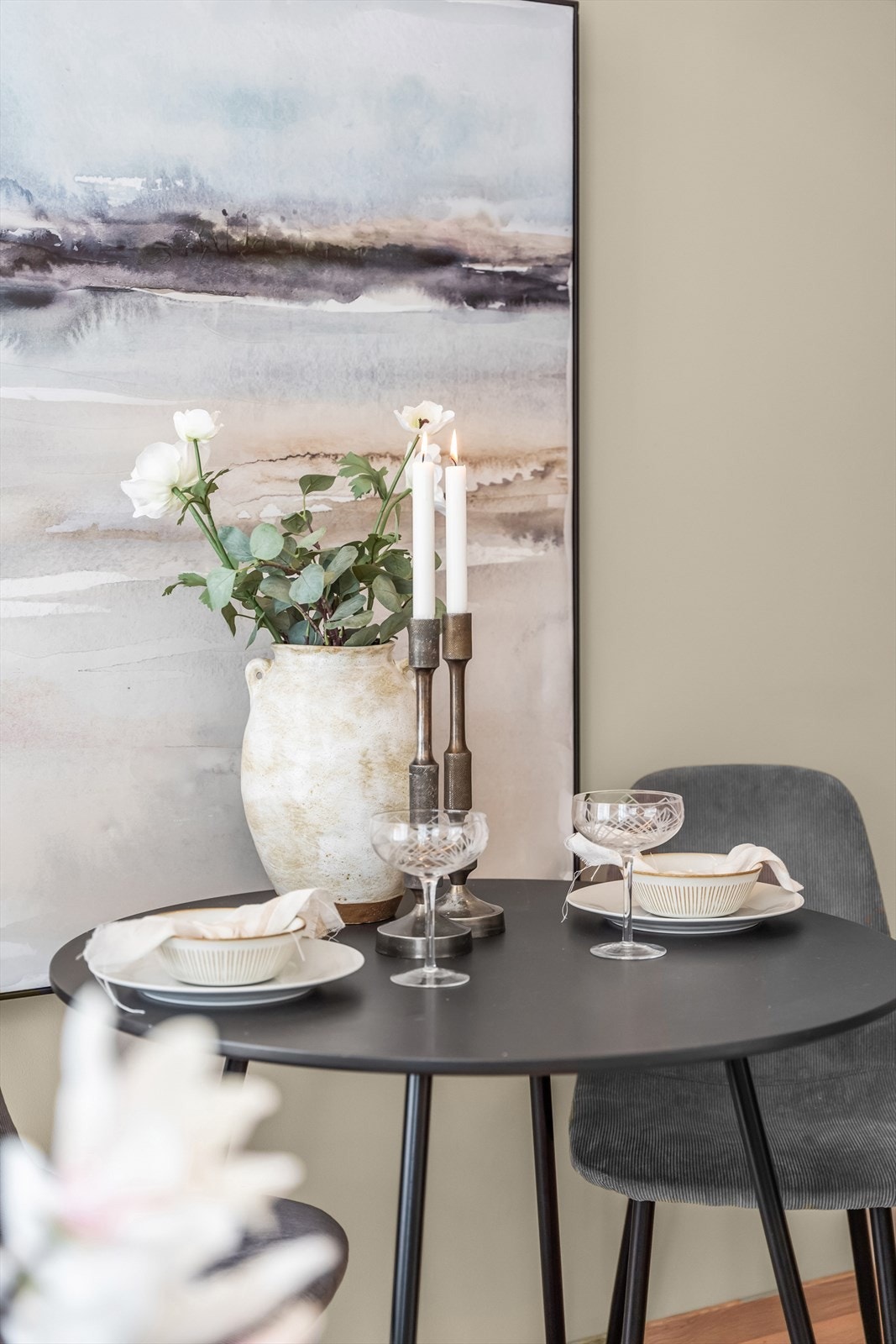 Stuen har plass til god plass til sofa, tilhørende bord, spisegruppe og annet ønskelig interiør. Galleribilde