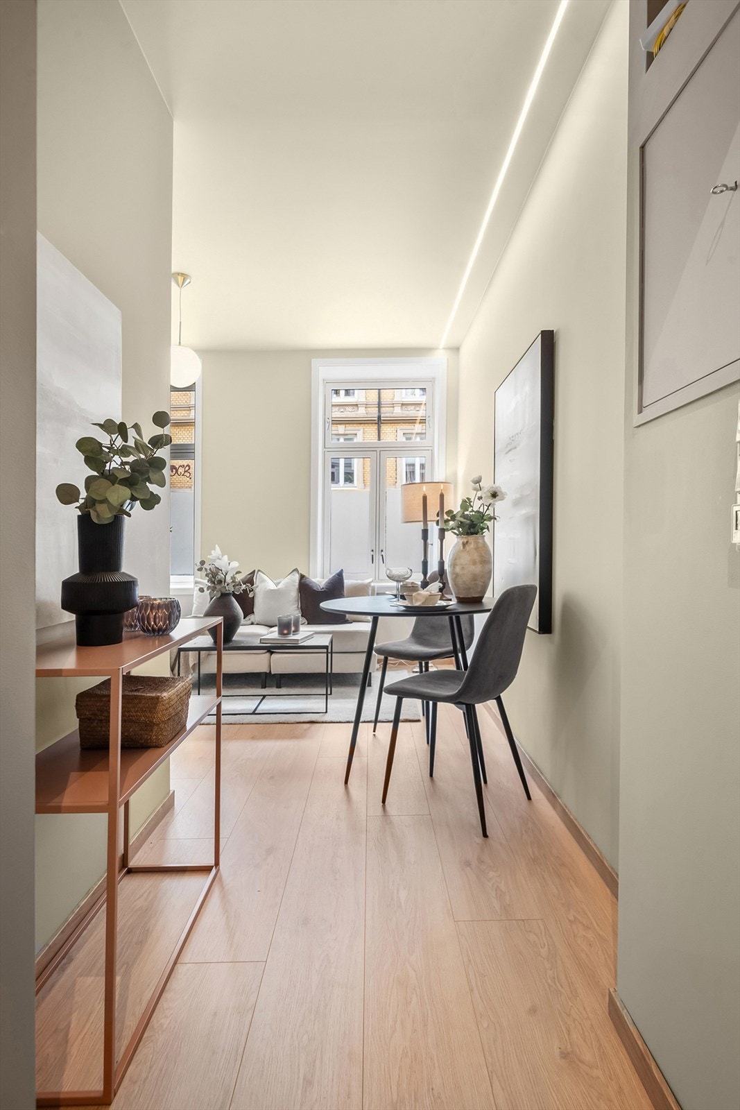 Rommene er malt i tidsriktige og moderne farger som skaper en innbydende og lun stemning. Galleribilde