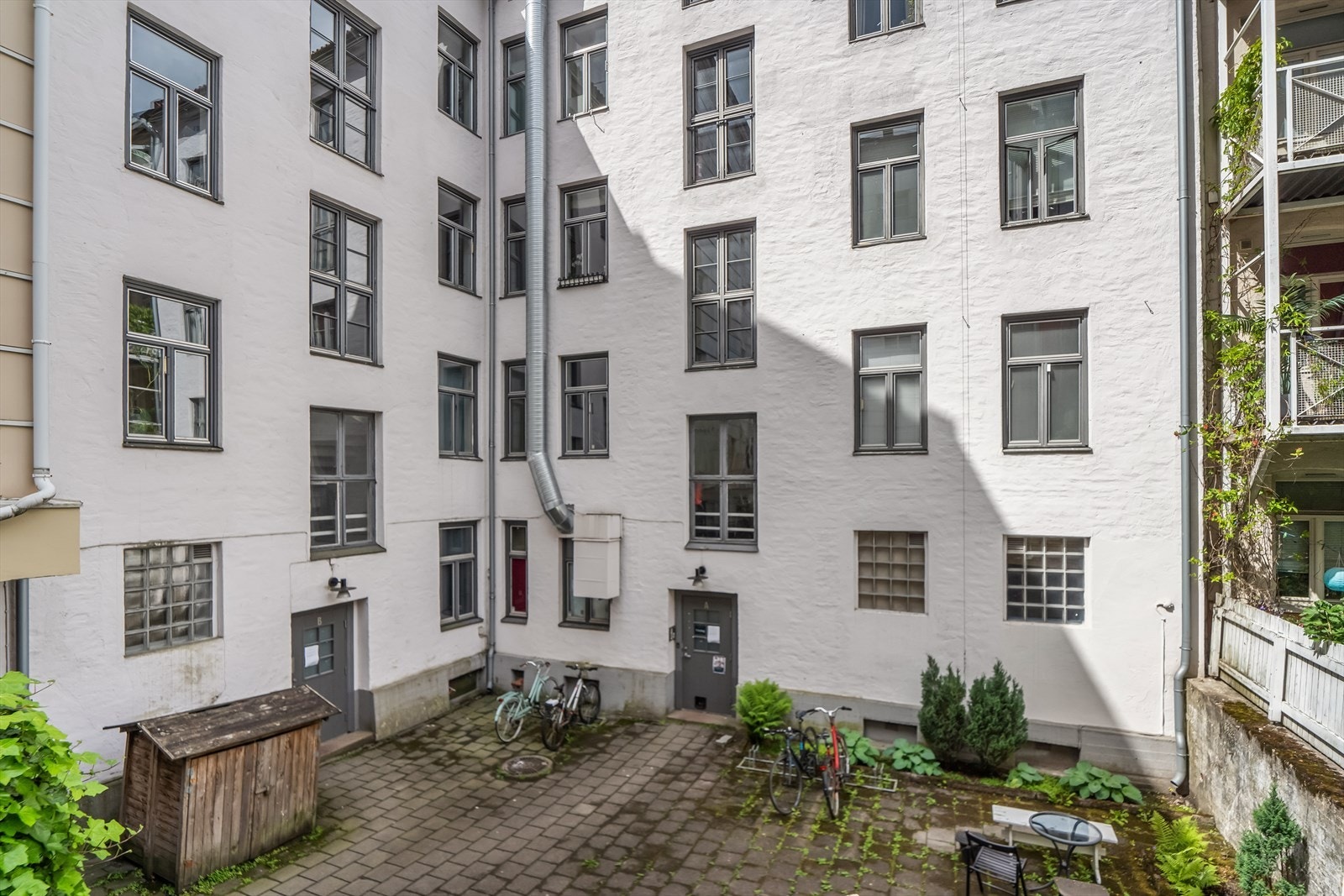 Hyggelig og skjermet bakgård hvor det også er mulig å parkere sykler. Galleribilde