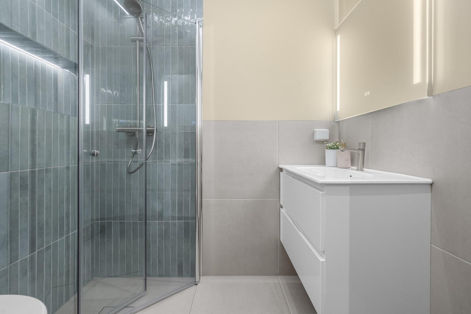 Det flotte badet er montert med LED-lys i dusjen. Galleribilde