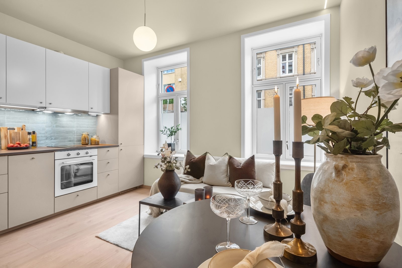 Leiligheten byr på en åpen stue-/kjøkkenløsning som skaper en sosial og luftig atmosfære. Galleribilde