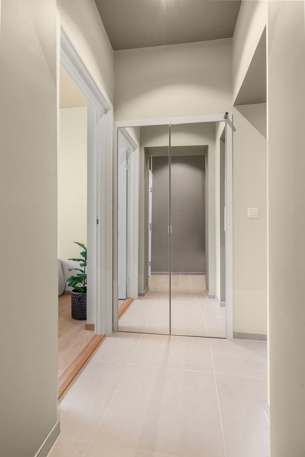 I entréen er det montert et praktisk garderobeskap hvor det er plass til vaskemaskin og tørketrommel. Galleribilde