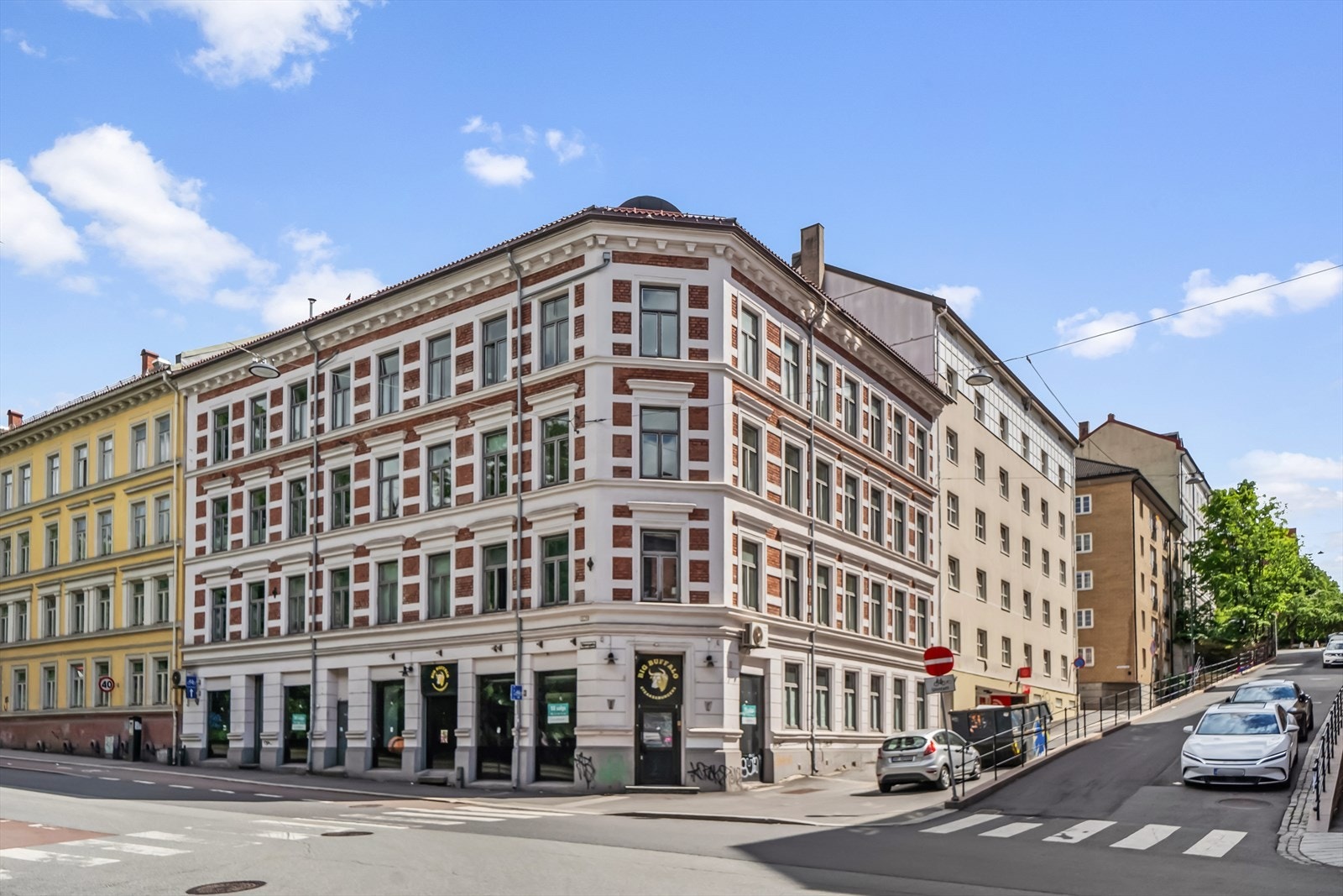 Leiligheten ligger i en flott, klassisk bygård. Galleribilde