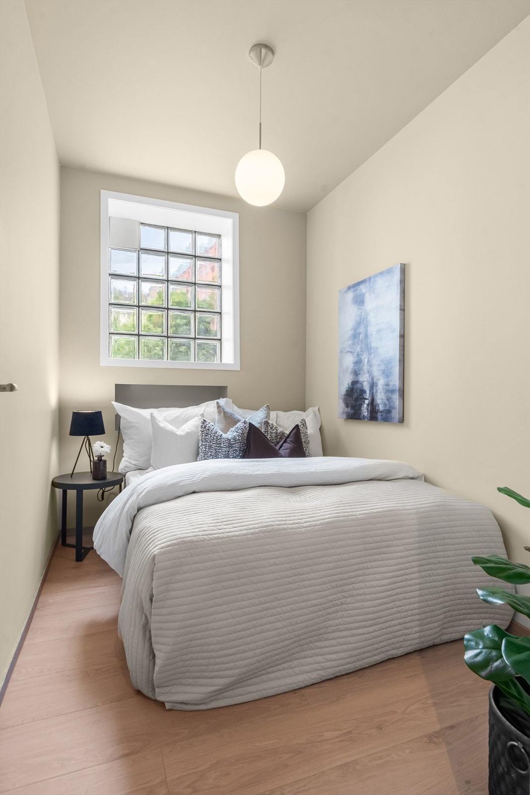 Rommet oppleves som lyst og innbydende på grunn av mye naturlig lysinnslipp! Galleribilde