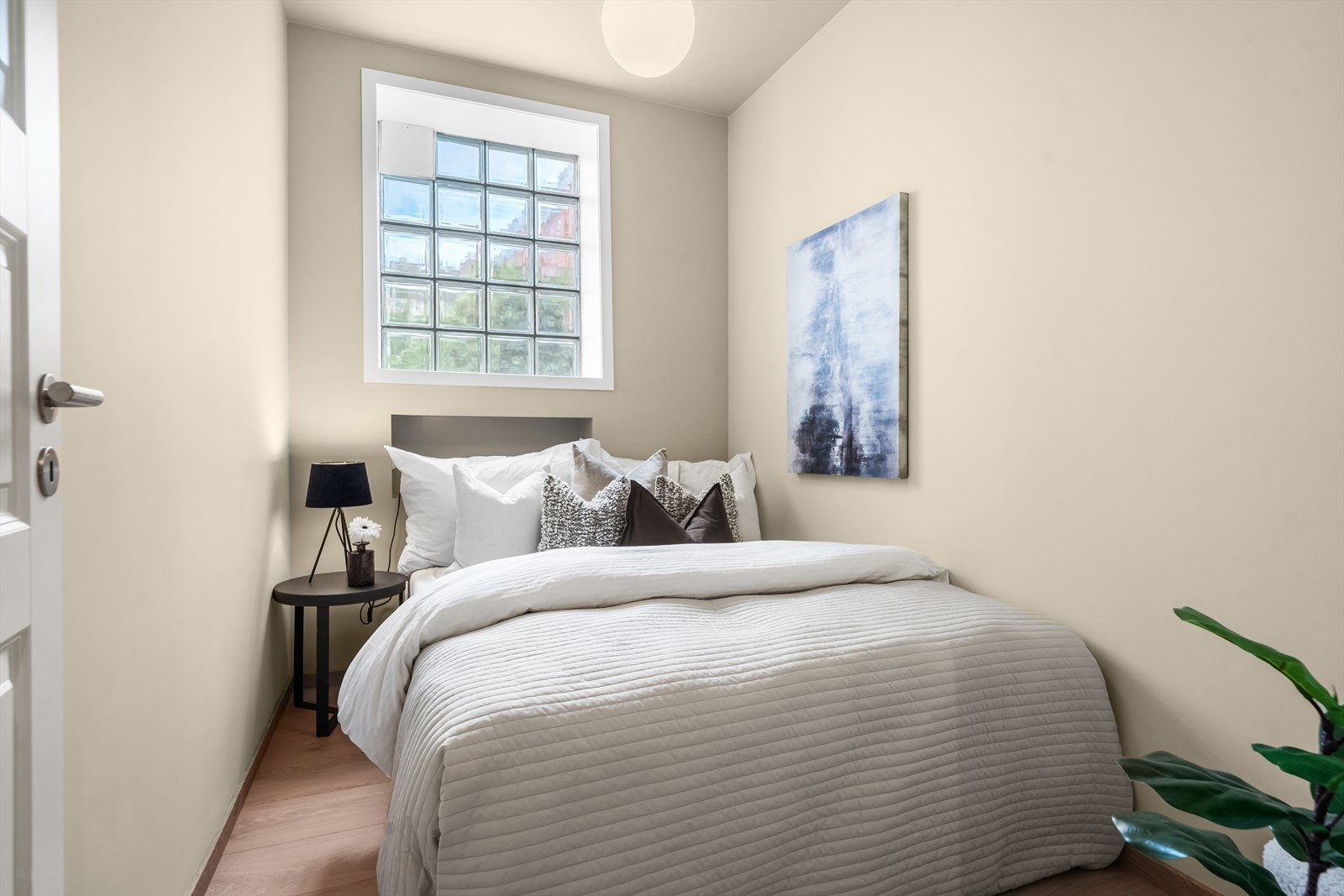 Stort og delikat soverom med god plass til dobbeltseng, tilhørende nattbord og annet ønskelig møblement. Galleribilde