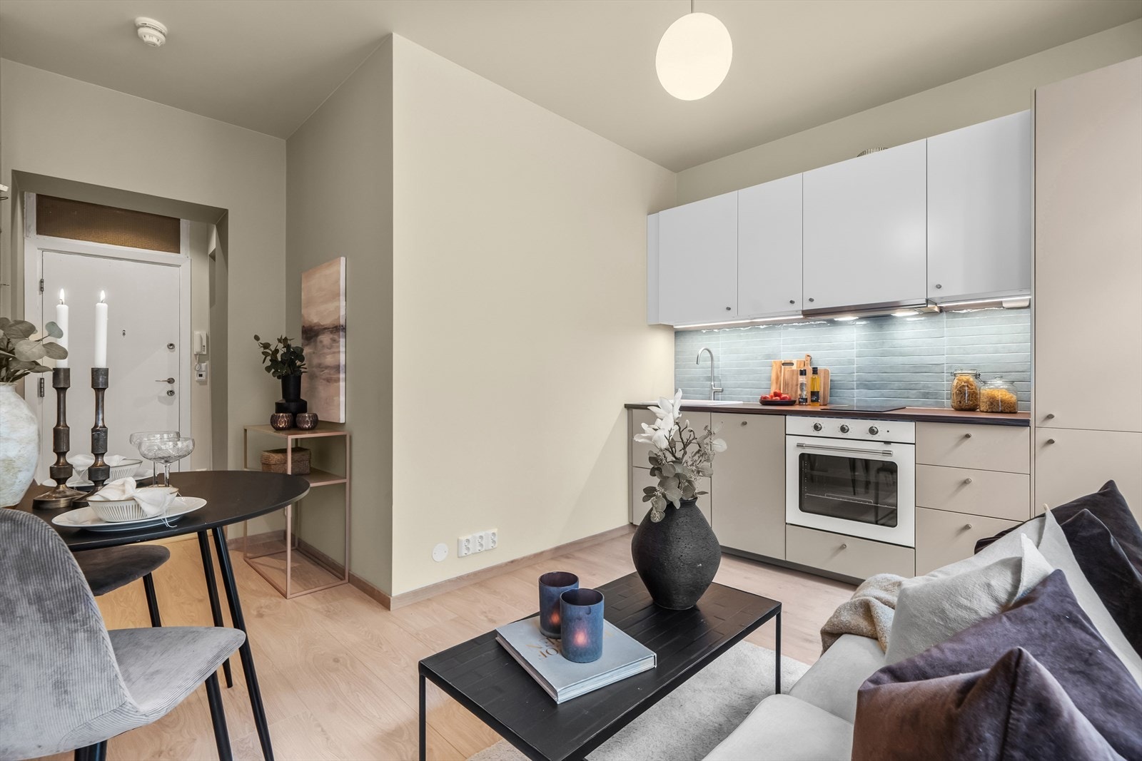 Pent malte overflater i tidsriktige farger, kombinert med en flott parkett skaper en lun og behagelig stemning i rommet. Galleribilde