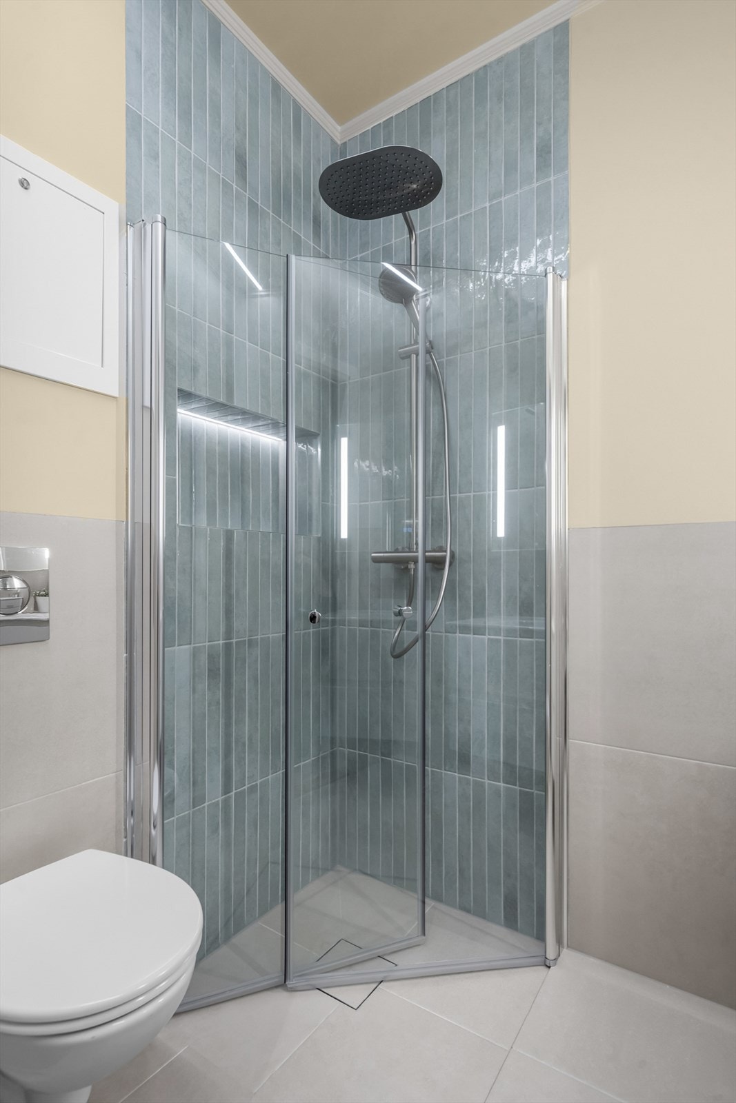 Pent delvis flislagt bad med elektriske varmekabler i gulvet. Galleribilde