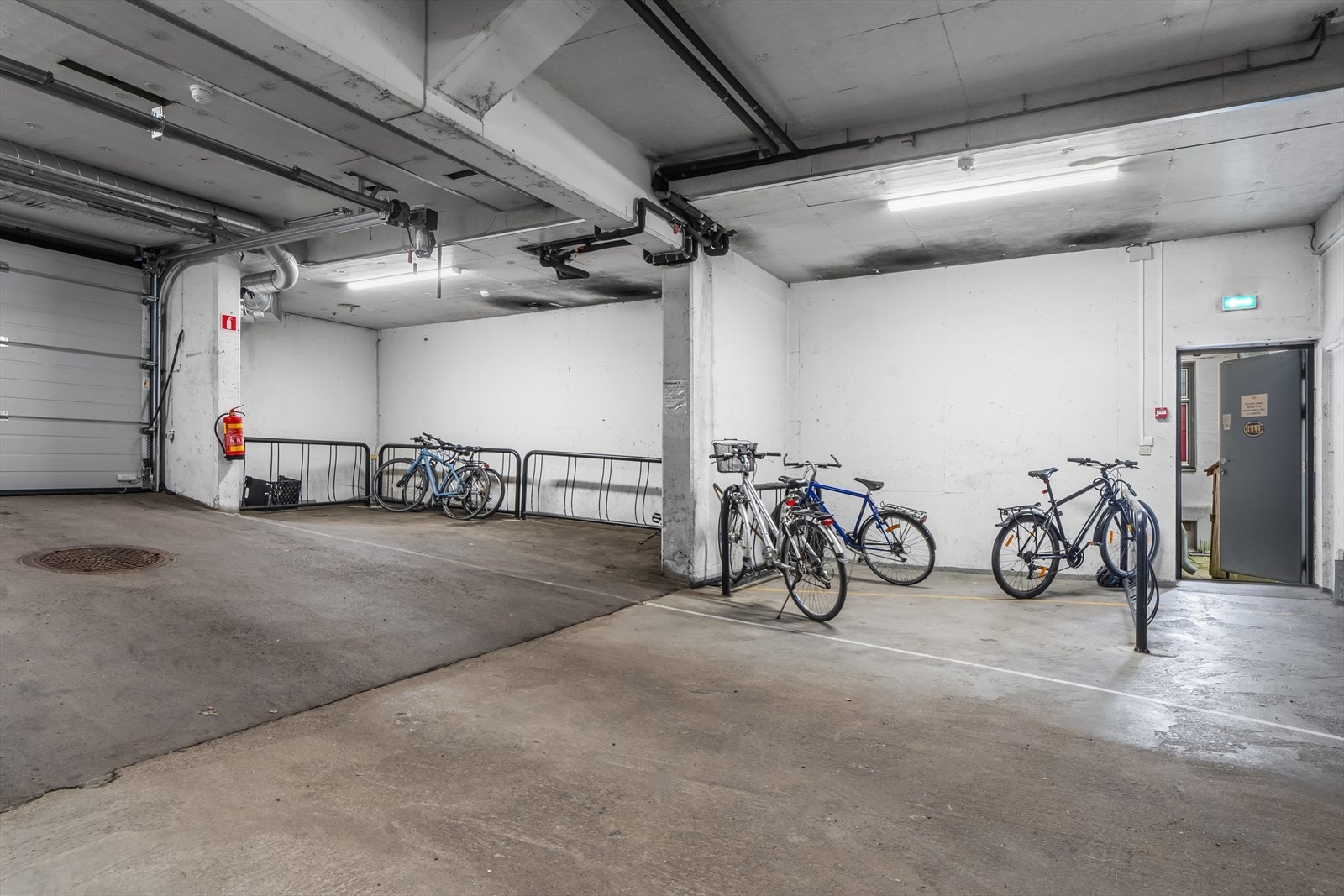Det er mulig å parkere sykler i garasjekjelleren. Galleribilde